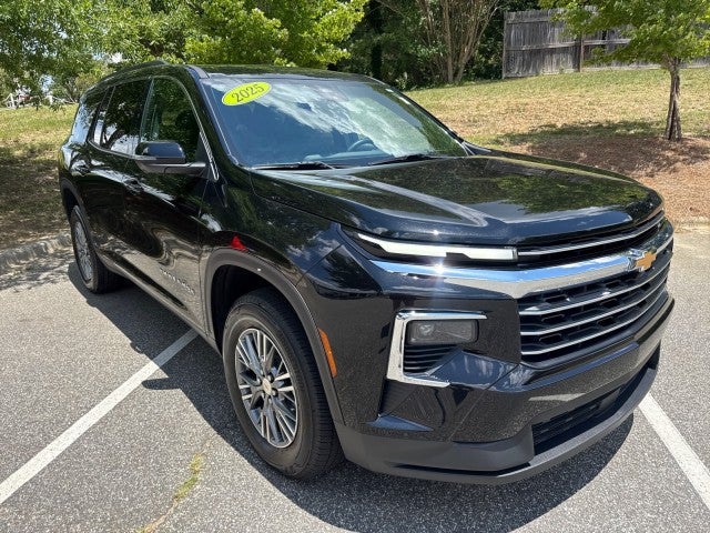 2025 Chevrolet Traverse LT in Mosaic Black Metallic — front three-quarter view
