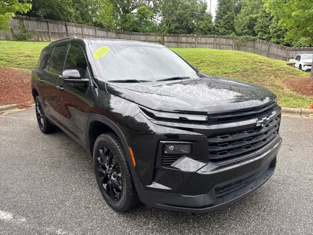 2025 Chevrolet Traverse LT in Mosaic Black Metallic — front three-quarter view